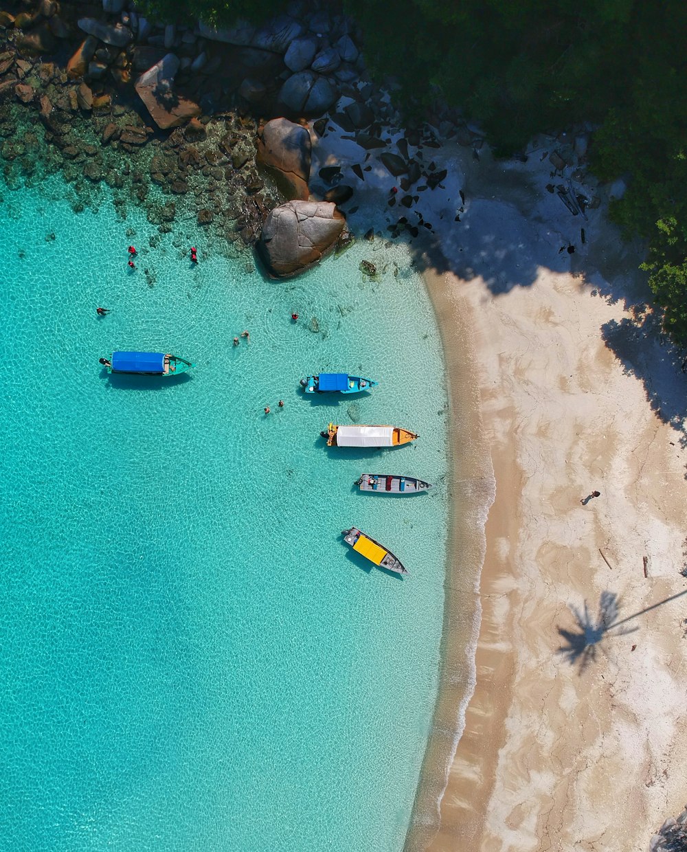 Vue aérienne d'une crique côtière des Antilles avec bateaux colorés — marché littoral tropical