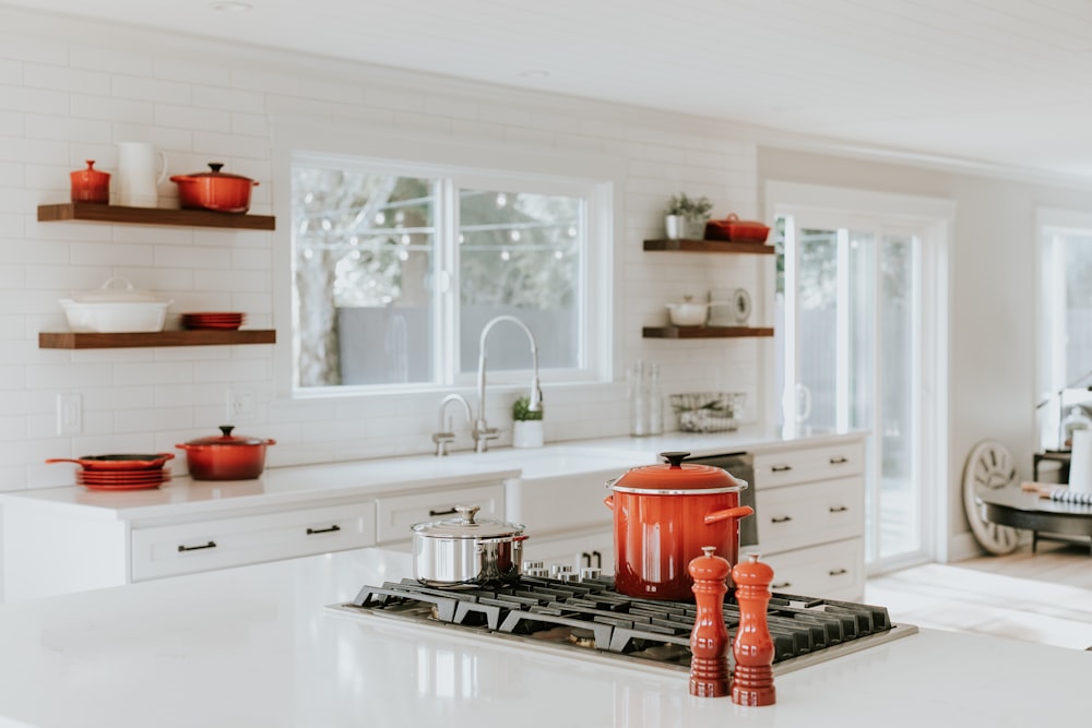 Cuisine moderne équipée et lumineuse — l'optimisation qui fait grimper le loyer