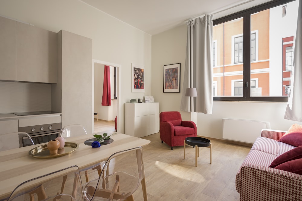 Intérieur d'appartement rénové lumineux — un lot d'immeuble de rapport prêt à louer
