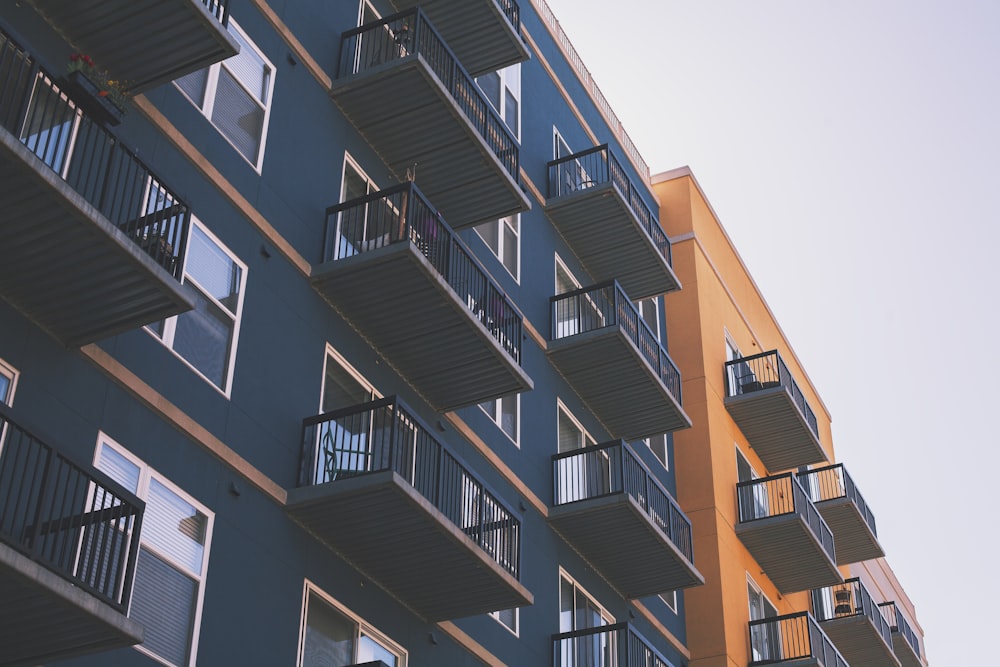 Façade d'un immeuble d'habitation à balcons — exemple d'immeuble de rapport